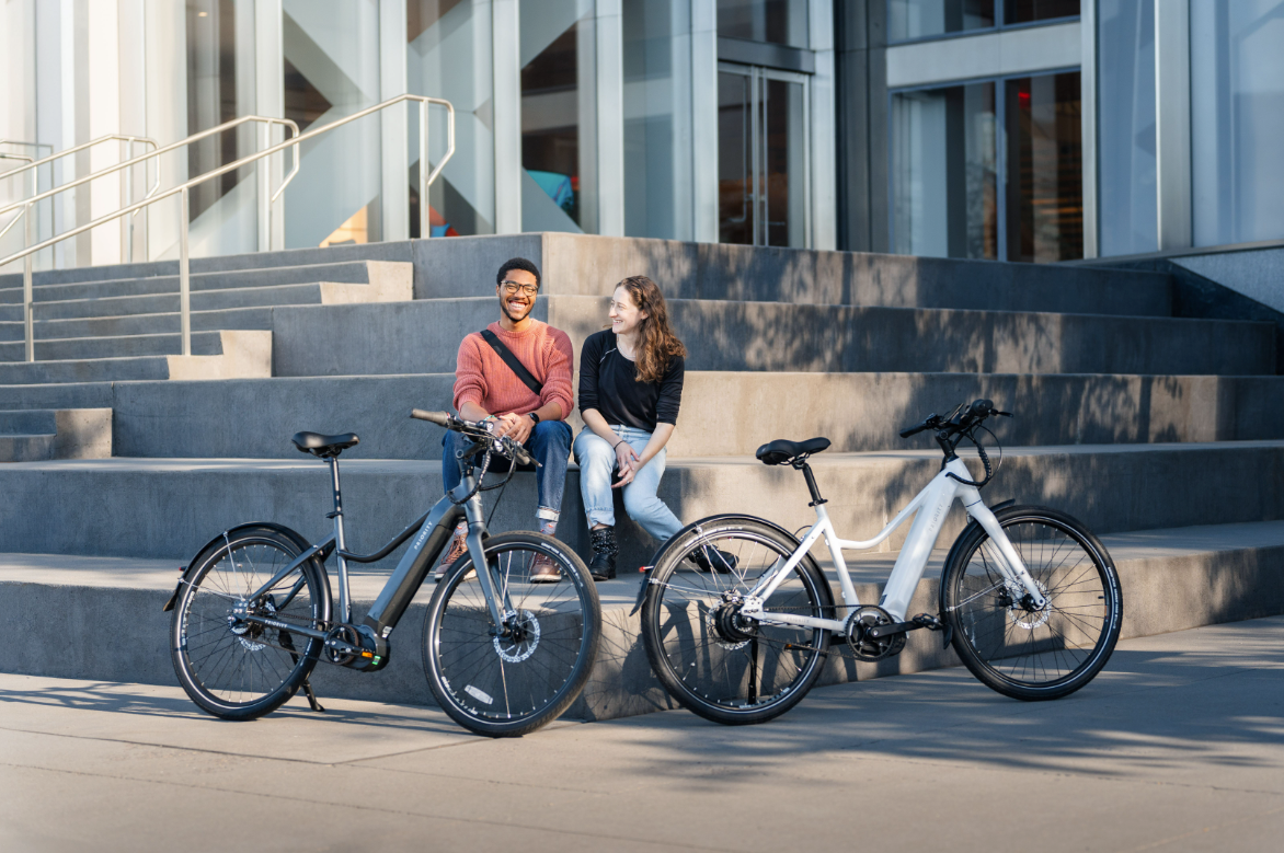 Lifestyle photo of the Priority Current Plus E-Bike